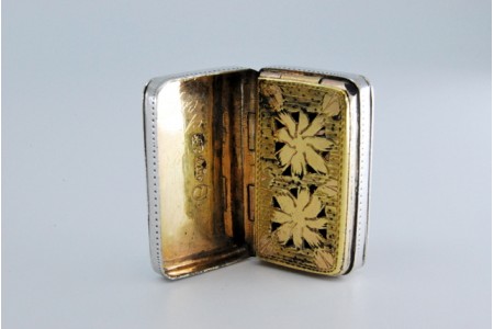 Caixa de Vinagrete em prata e ouro com gravados em ambos os lados do período de George III.